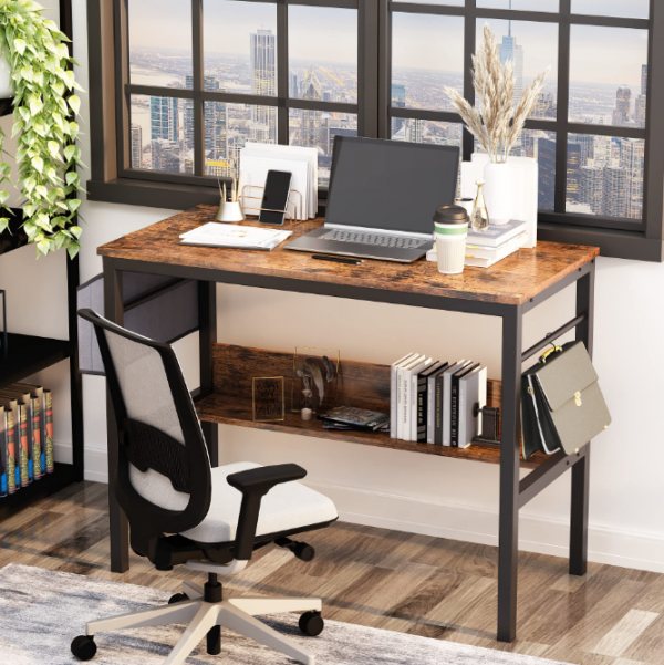 Meja kantor minimalis dengan rak penyimpanan di sisi